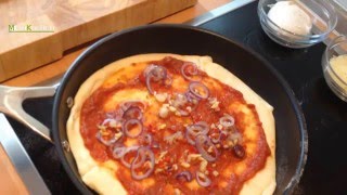 Pizza nur in der Pfanne gebraten Pizza Tonno [upl. by Quigley115]