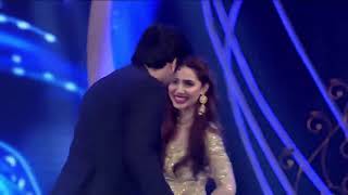 Mahira Khan Dance with Shahrukh khan Pakistani [upl. by Aicilaf640]